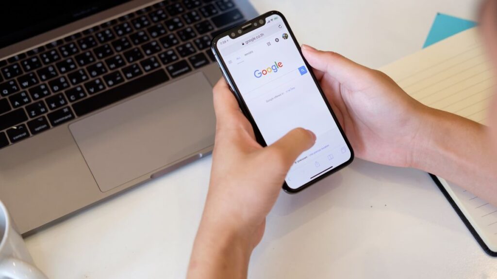 a person doing google search